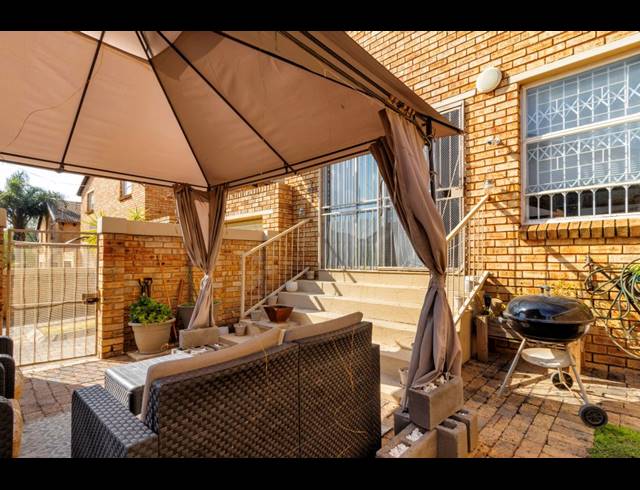 3 BEDROOM TOWNHOUSE FOR SALE IN WILGEHEUWEL